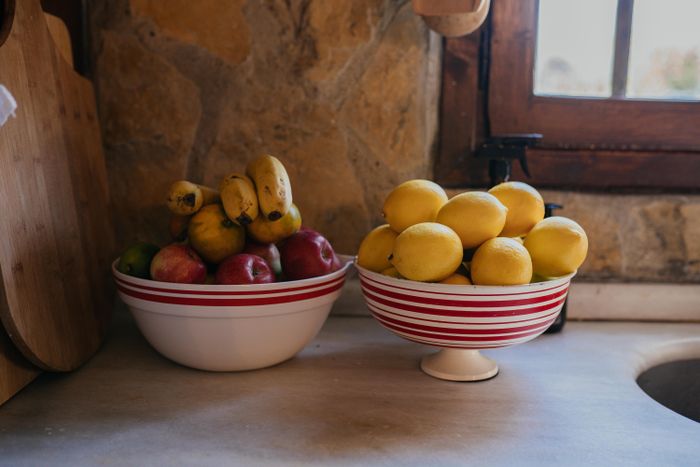 Tigelas de cerâmica com frutas frescas.